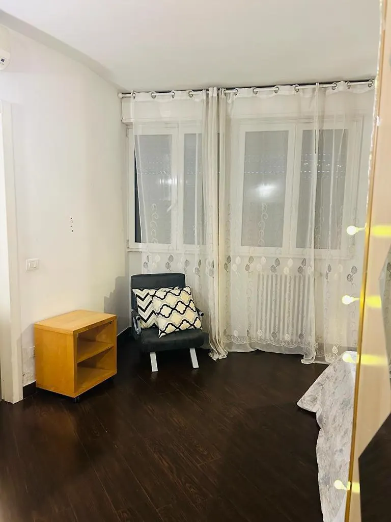 Easy Room Italy Prada Milano 0*,  Italia